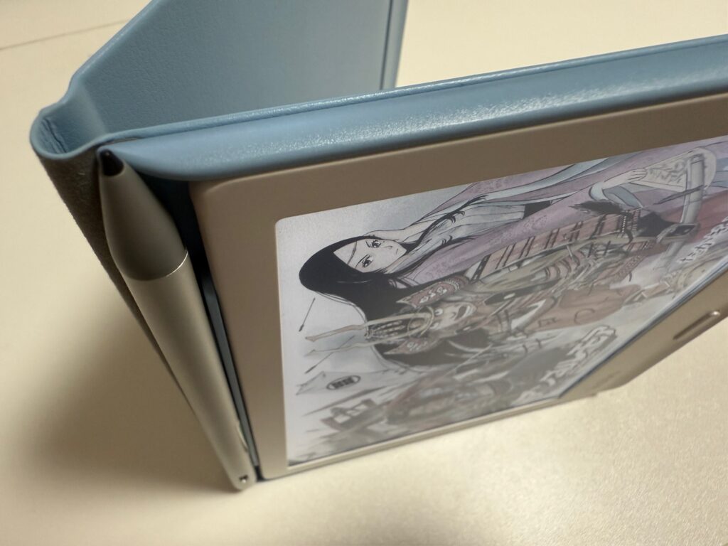 互換のスタイラスペンでも、収納部分にピタッと収納できる。