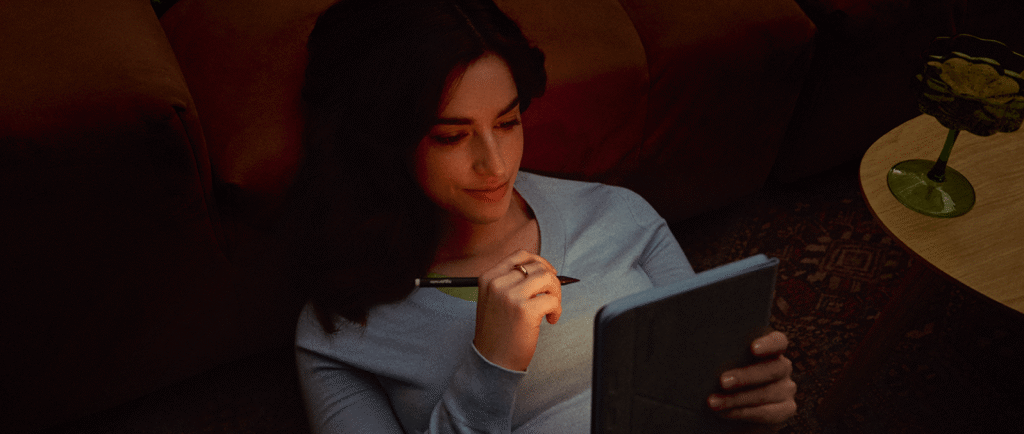 暗いところで読書している様子。koboなら液晶ディスプレイと異なり、目に優しい。